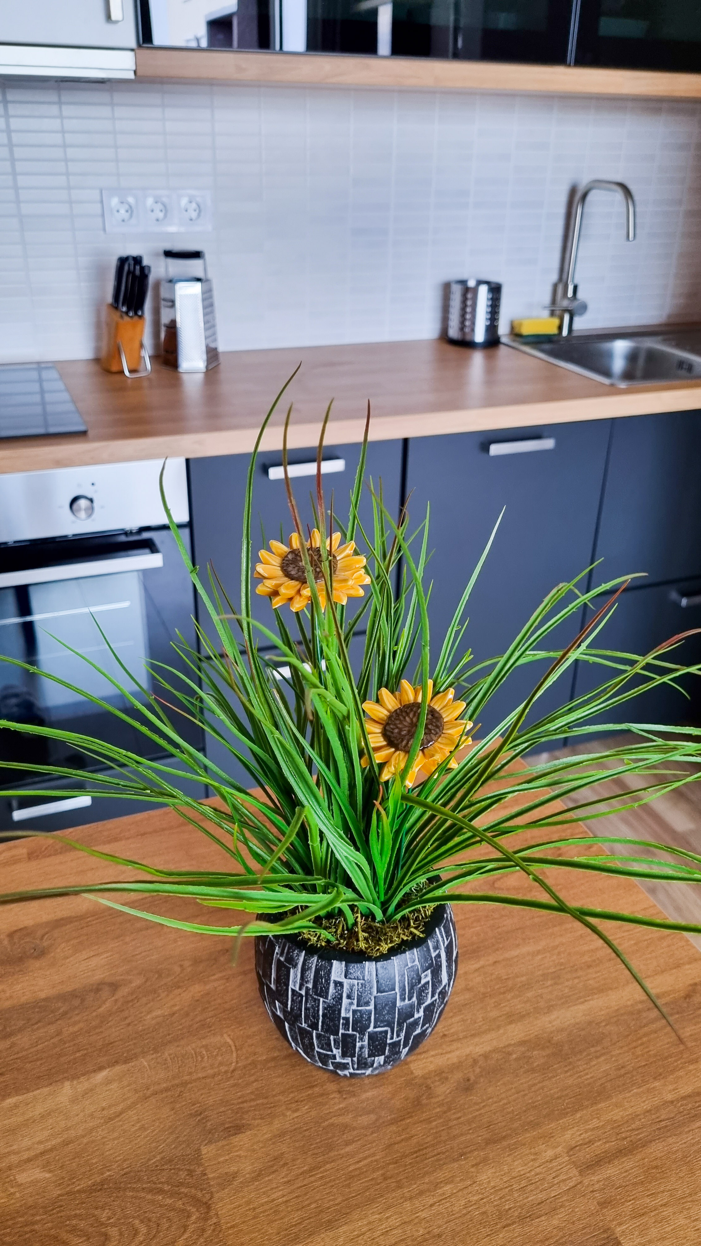 Keramik-Sonnenblumen in der Küche