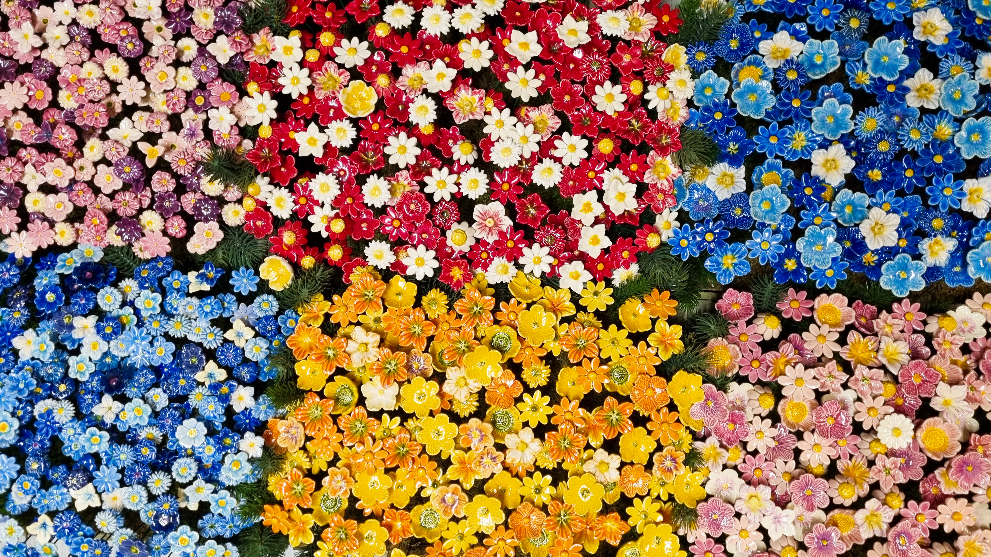 bunte Keramikblumen