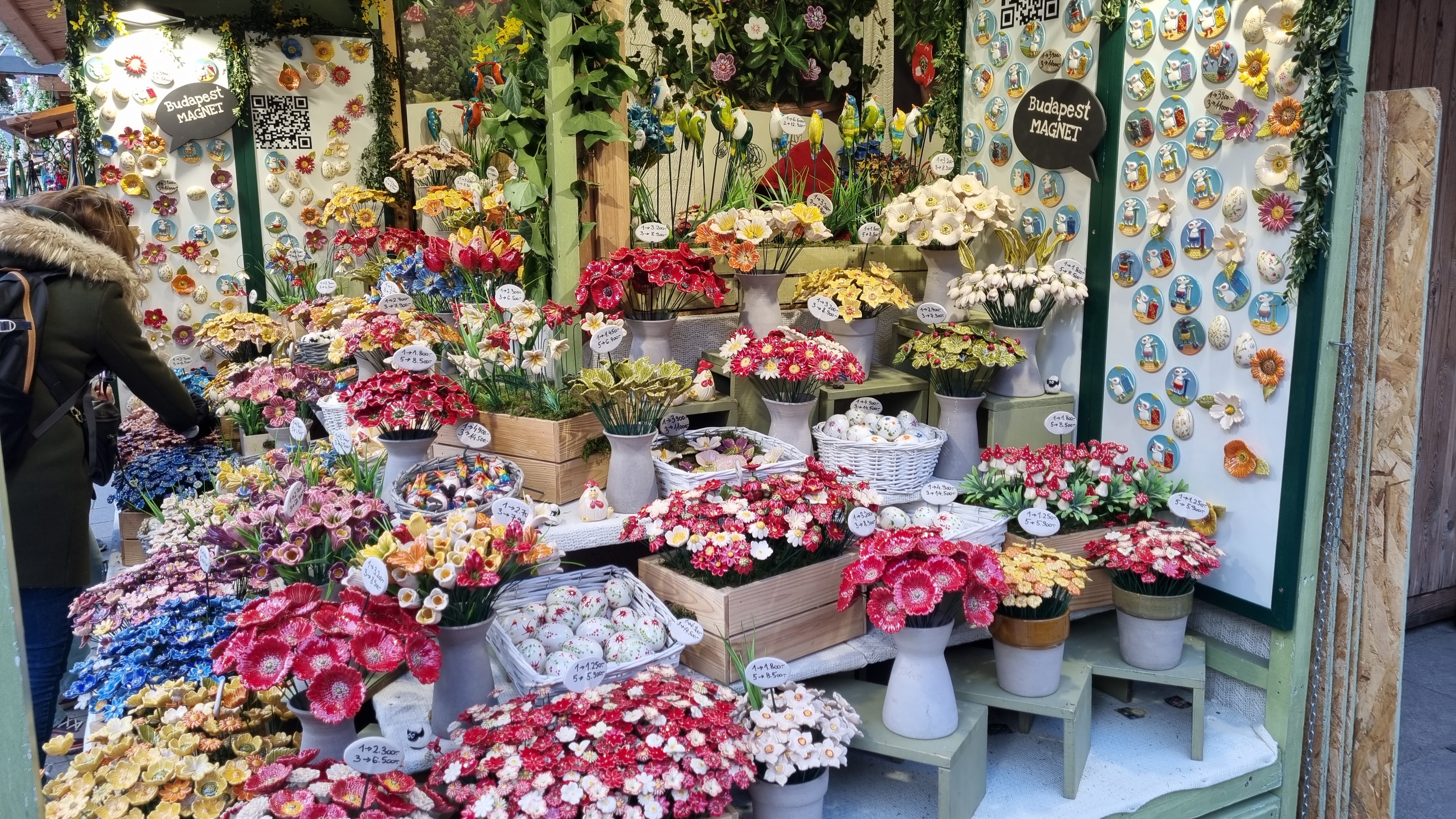 Keramikblumen auf einem Marktstand