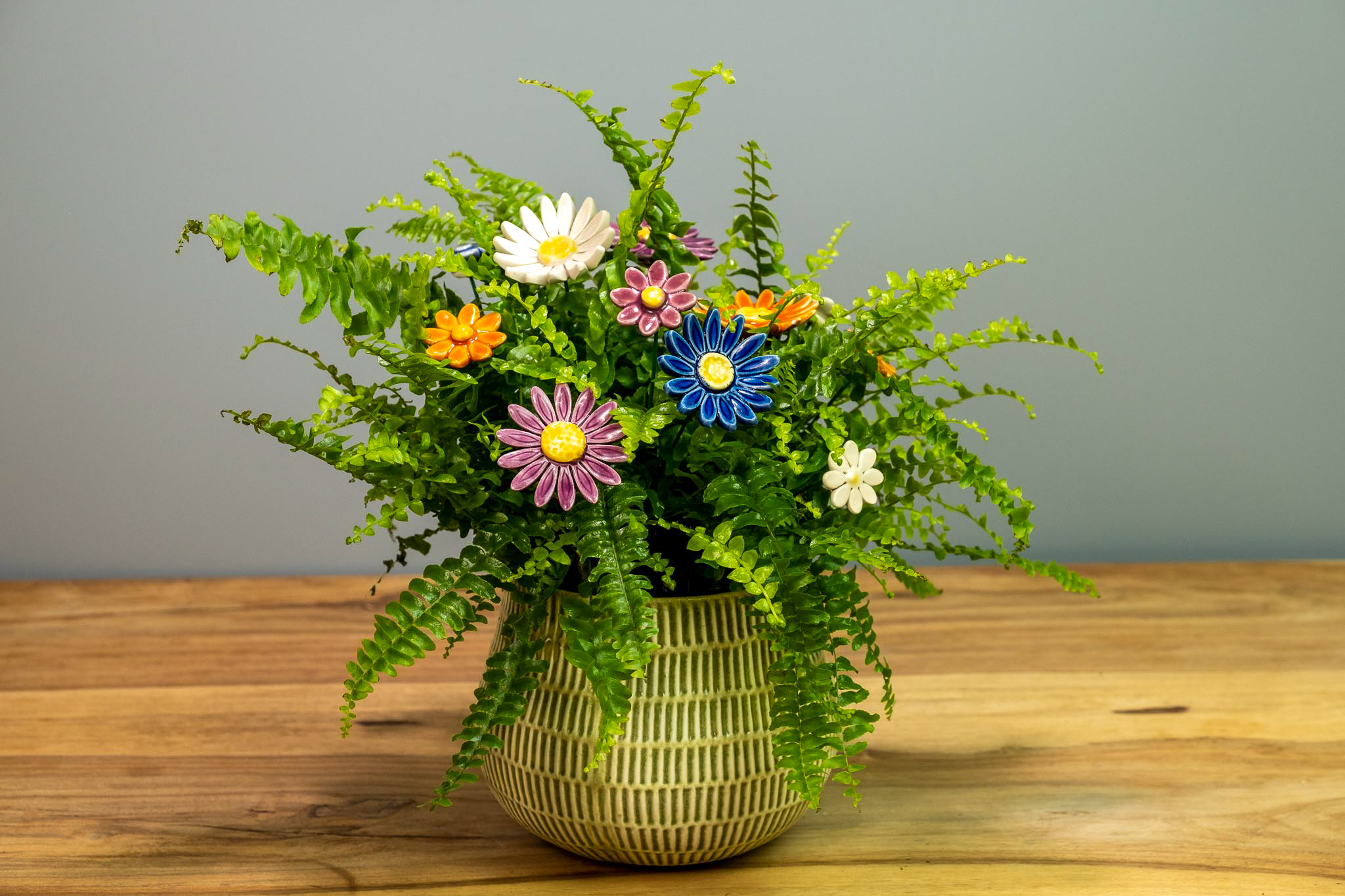 Keramikblumen in Zimmerpflanzen
