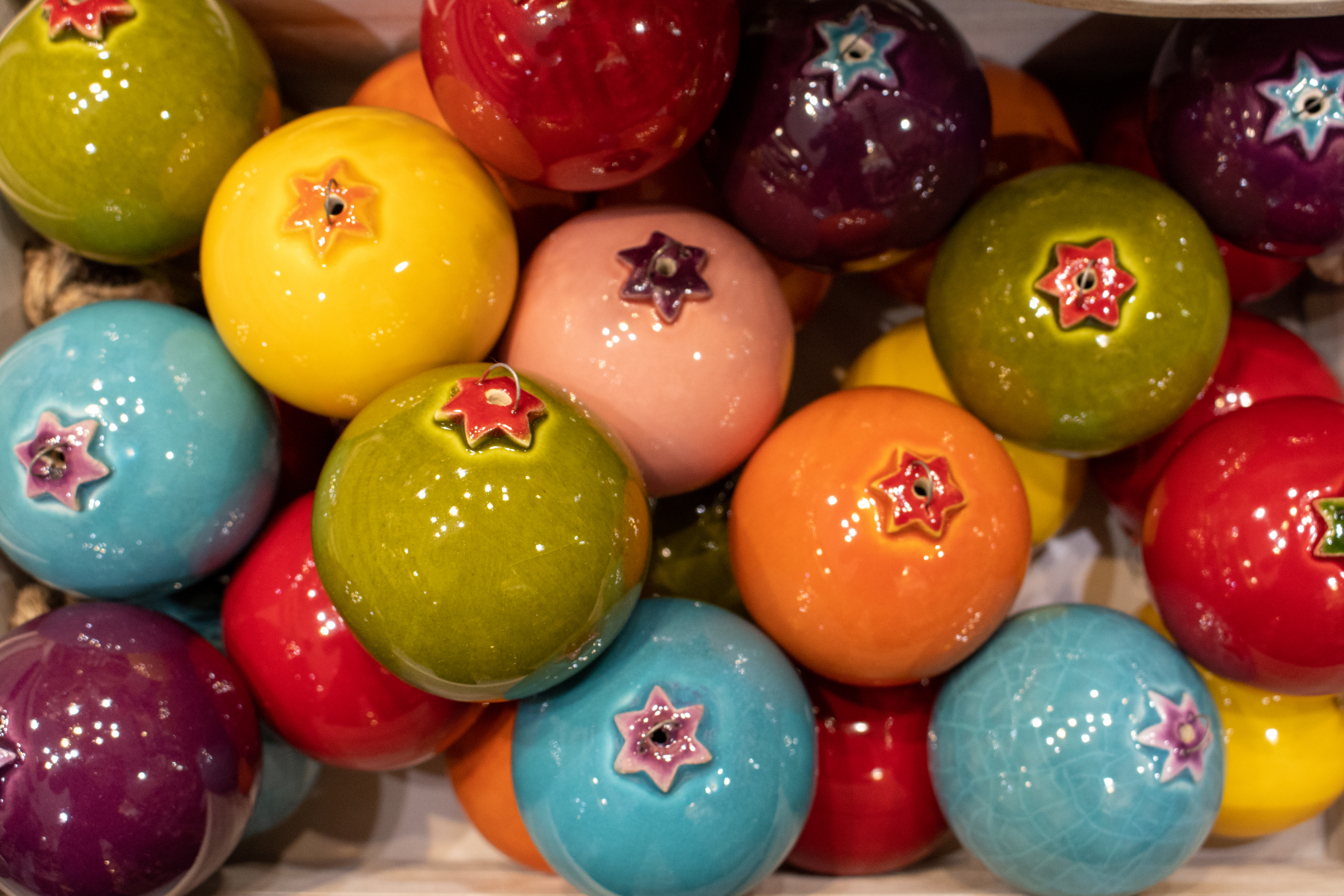 Bunte Kugel als Christbaumschmuck