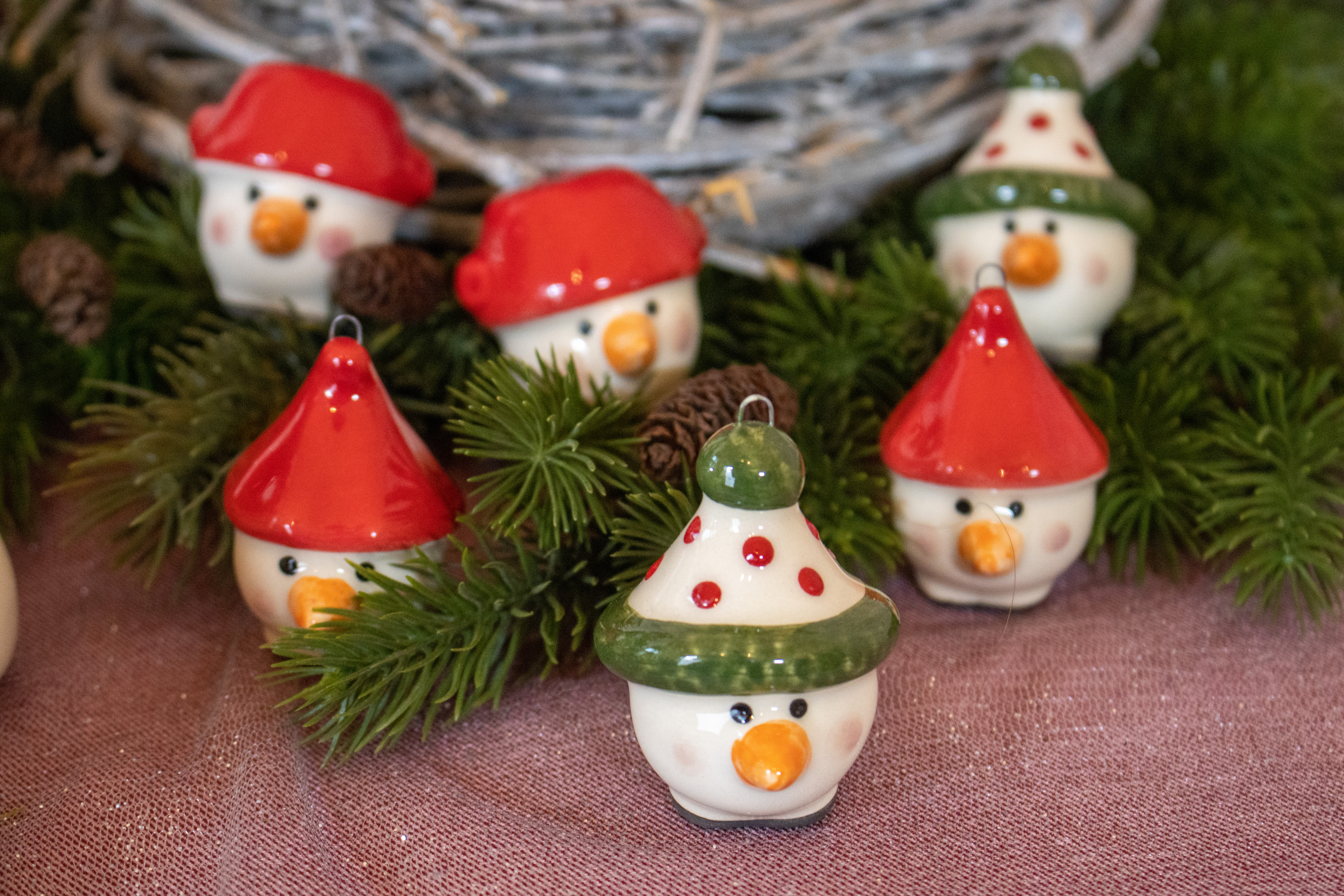 Keramik-Weihnachtsfigur mit Schneekopf