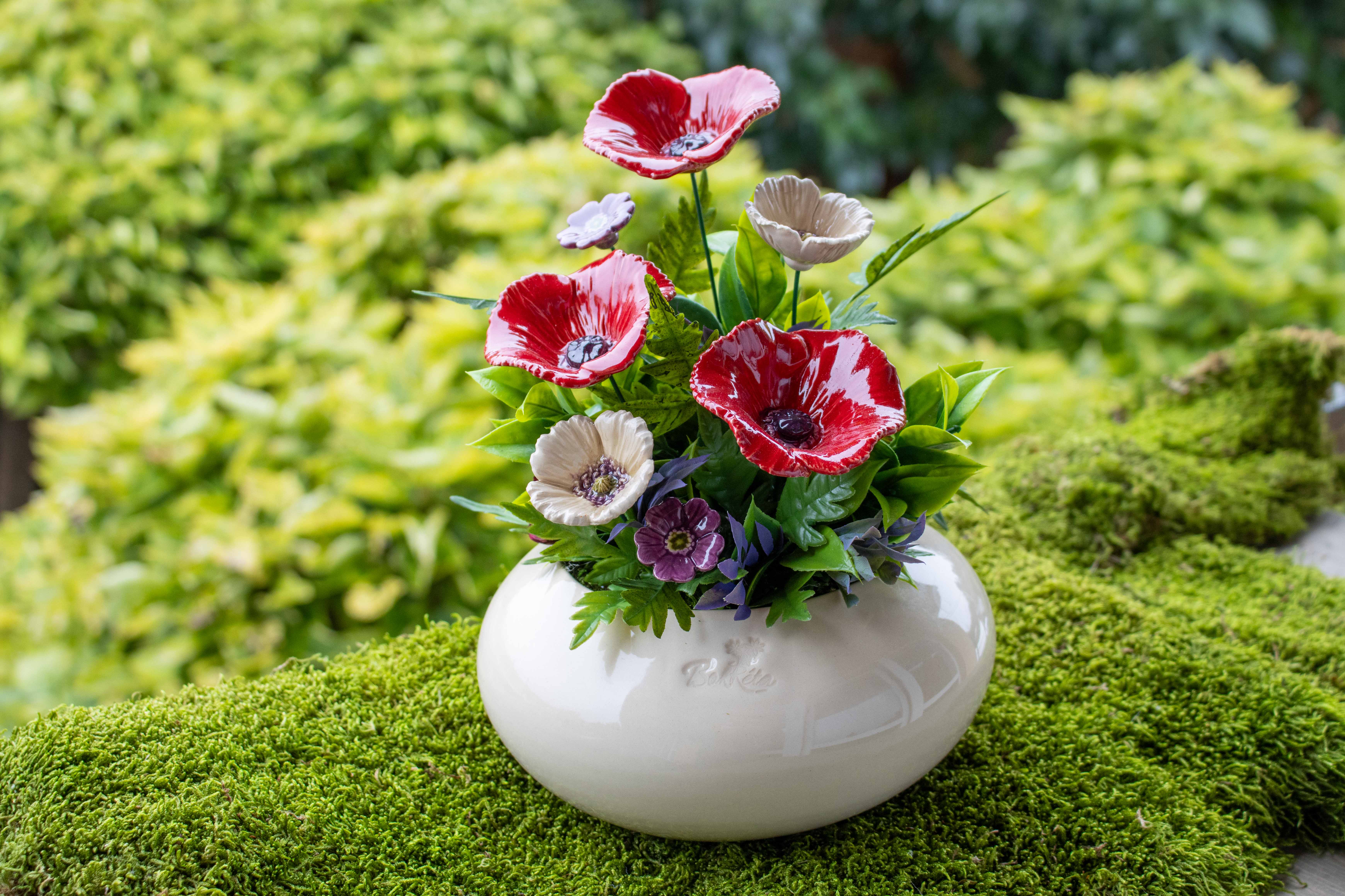 Tischdekoration aus Keramik mit Mohn