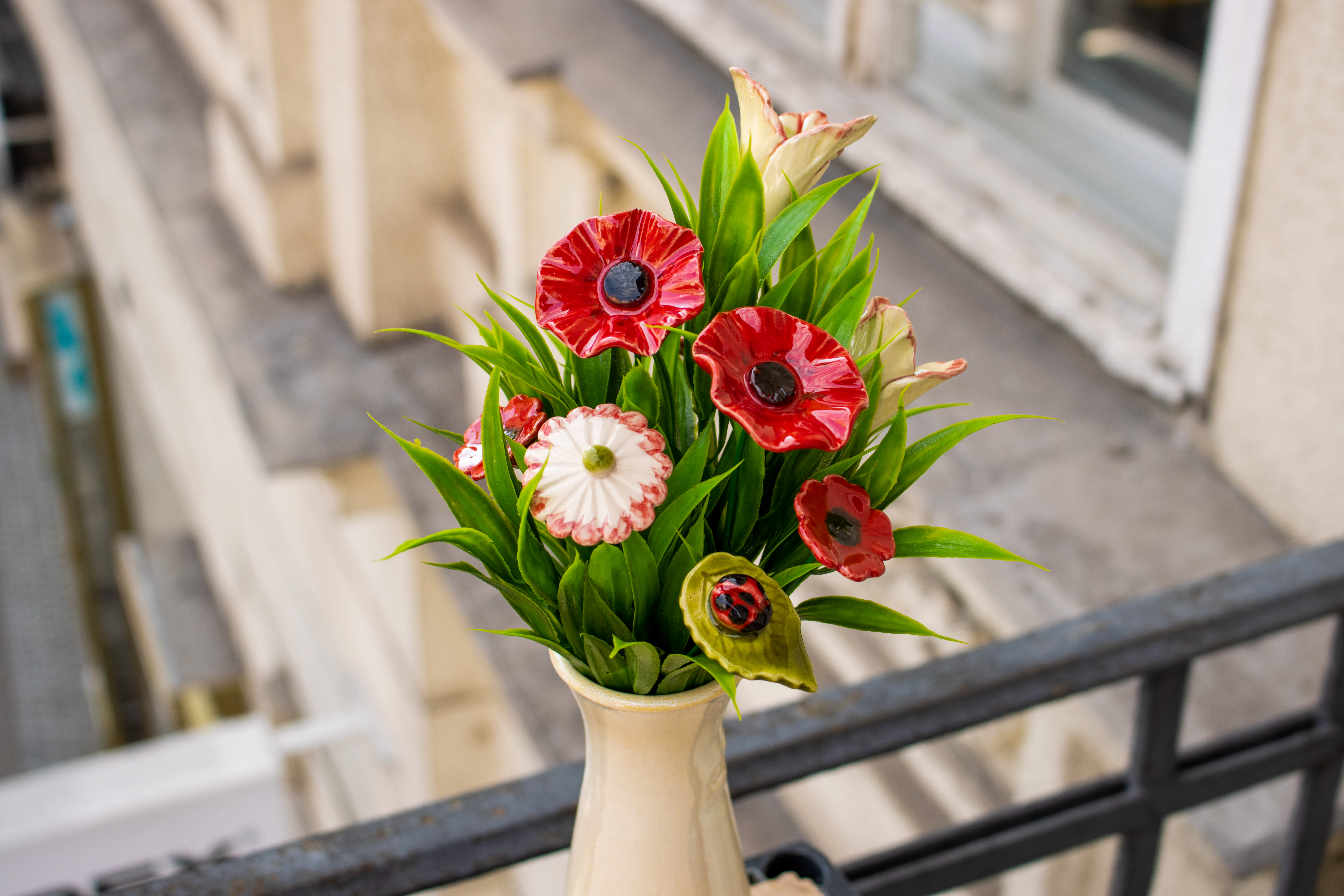 Keramik-Blumenstrauß mit mohnblumen
