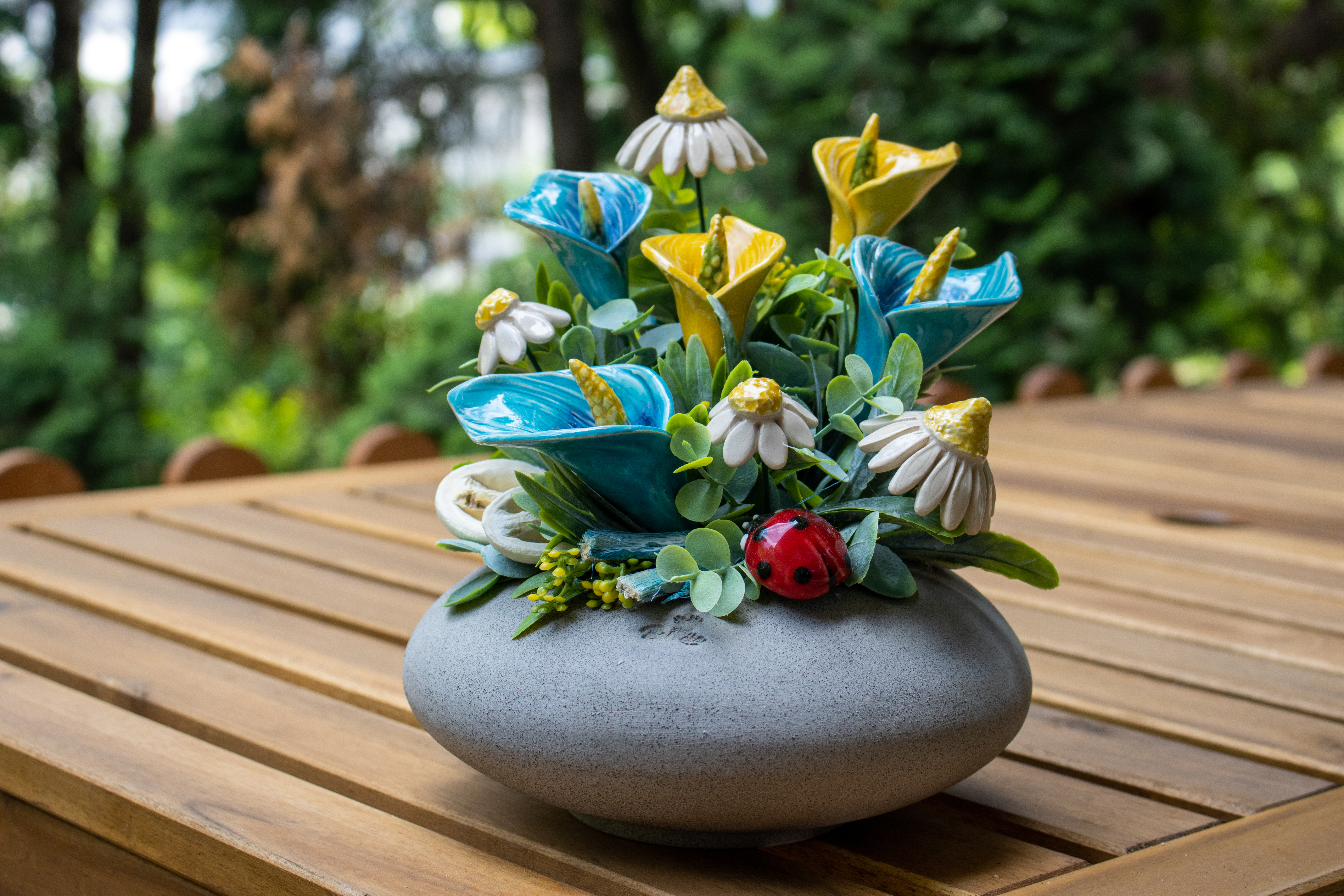 Keramikblumen als Mittelstück für den Garten