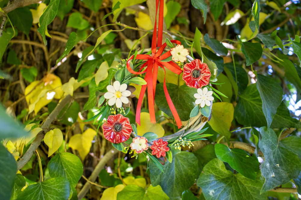 Keramik-Türdekoration mit Blumen