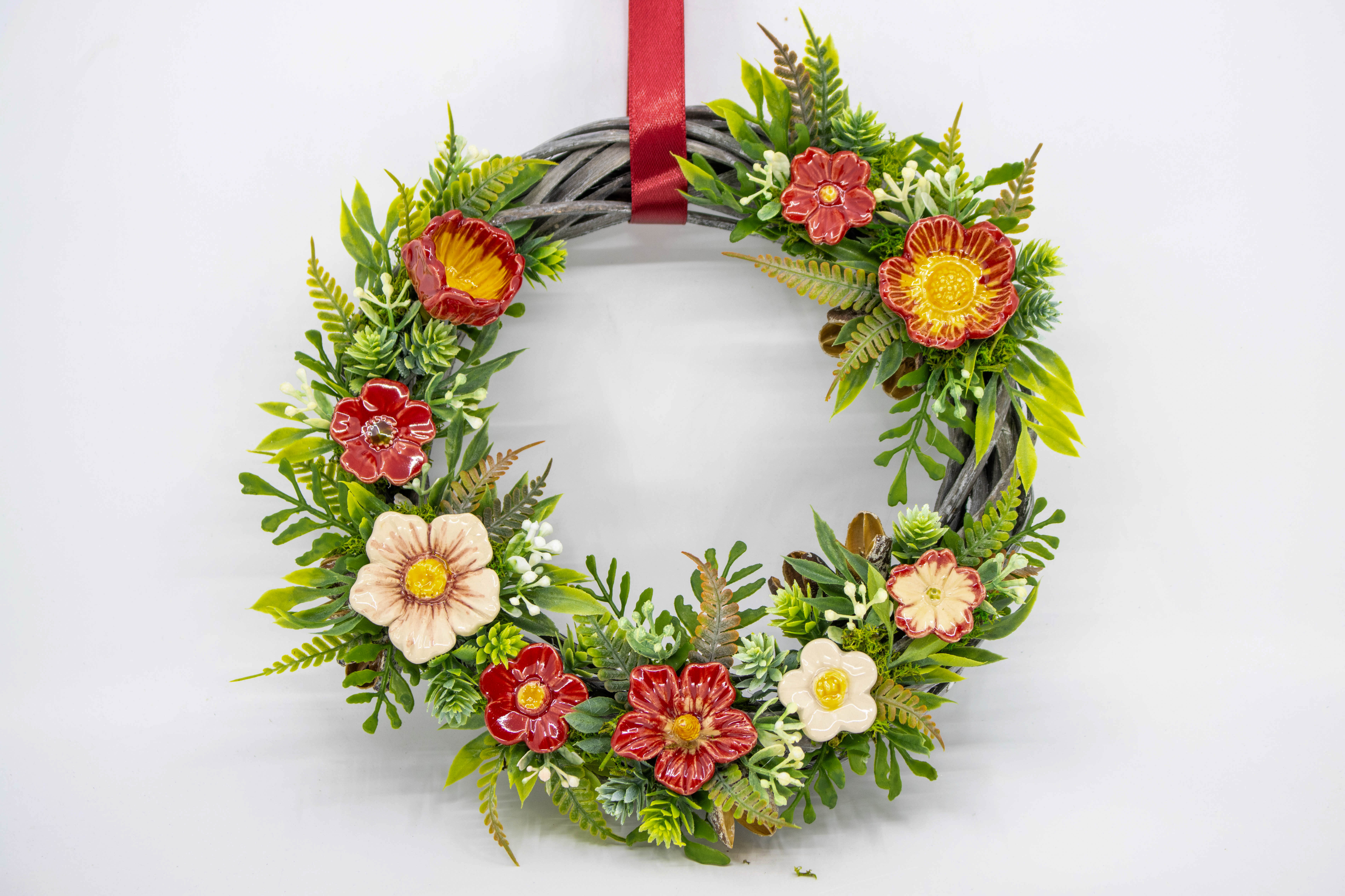 Türdekoration mit Keramikblumen