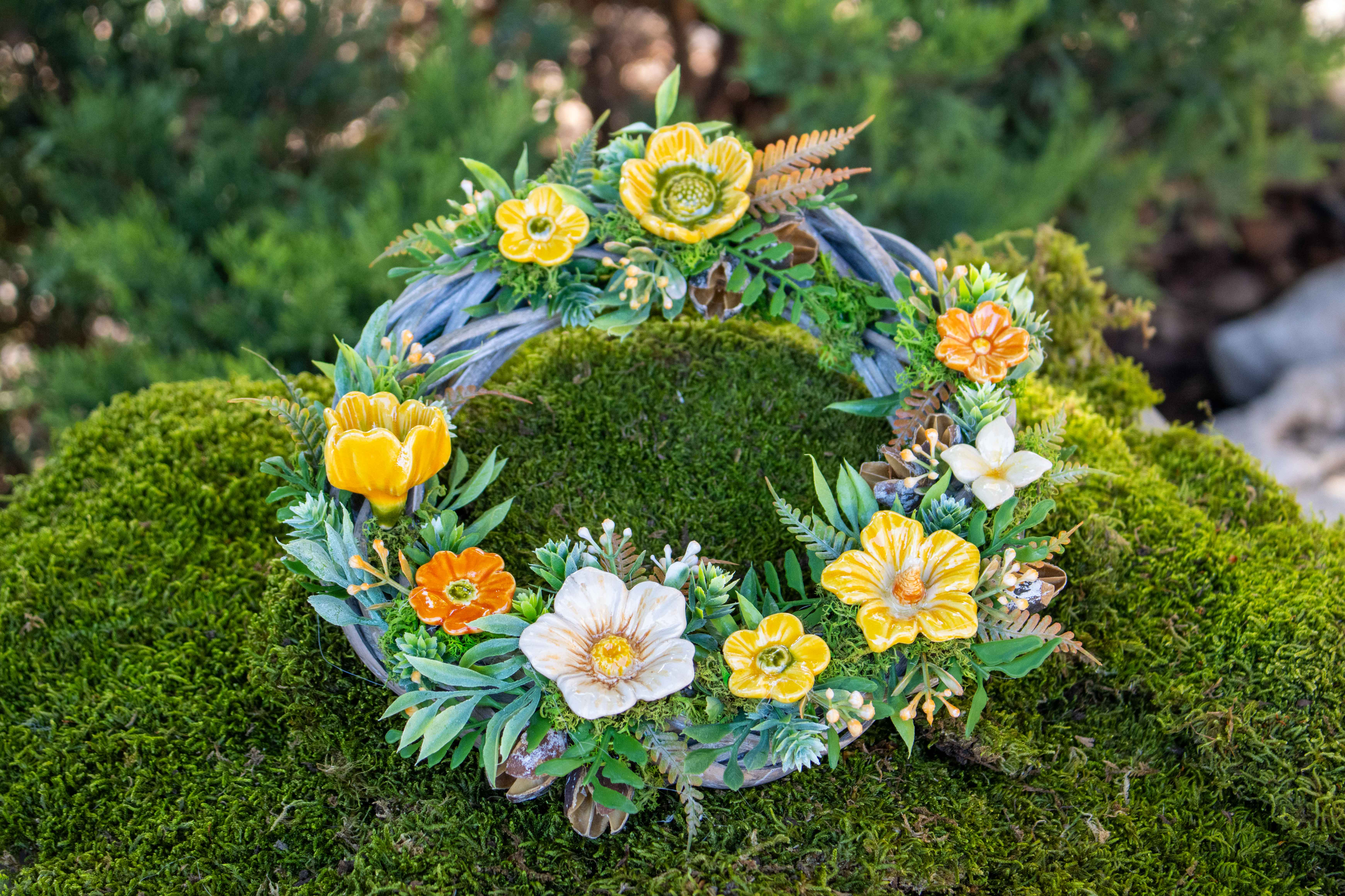 Blumentürdekoration für Ostern