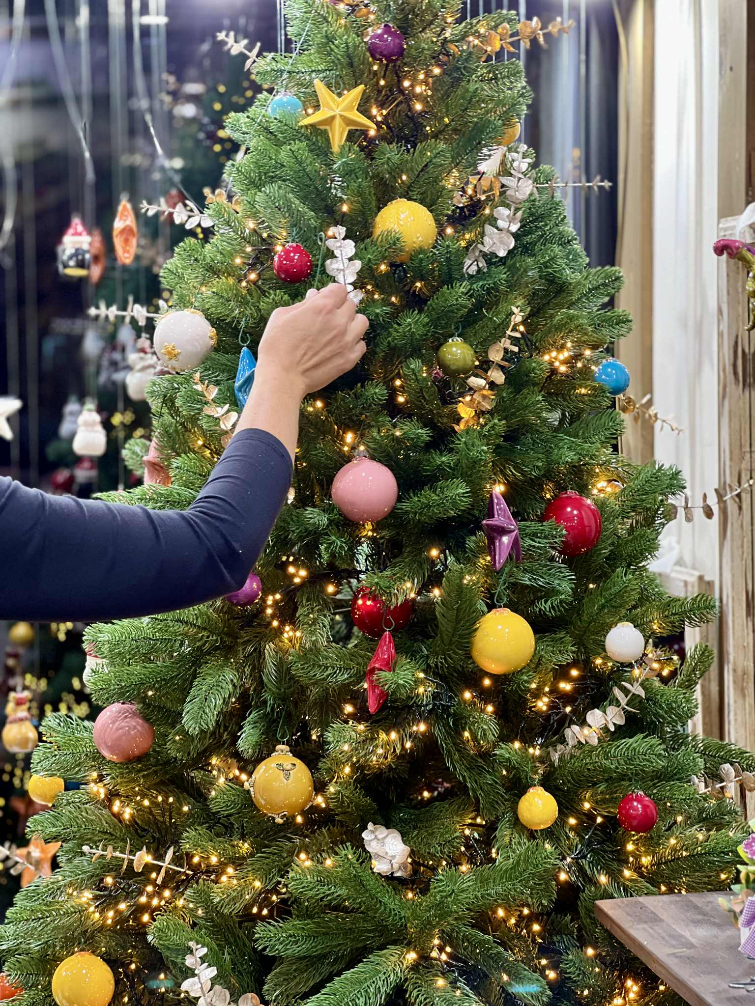 Keramikdekorationen am Weihnachtsbaum