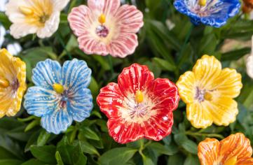 Die Symbolik von Keramikblumen: Was bedeuten die einzelnen Blumen?