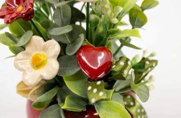 Geschenk zum Frauentag mit Keramikblumen