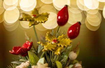 Weihnachts-Tischdekoration mit Mistelzweig