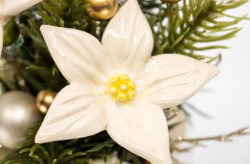 Eine Weihnachtsgeschichte über eine Keramikblume
