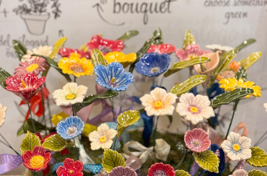 Keramikblumensträuße als Geschenk zum Tag des Lehrers