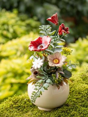 Kleine Tischdekoration mit Gartenmohnblume