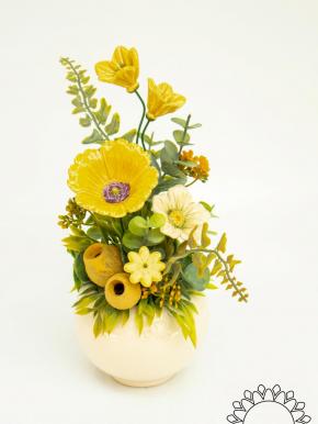 Kleine Tischdekoration mit Gartenmohnblume - Gelb