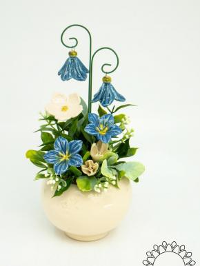 Kleine Tischdekoration mit Glockenblumen - Blau