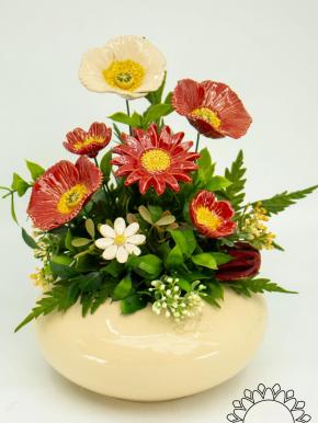 Große Tischdekoration mit Gartenmohnblumen