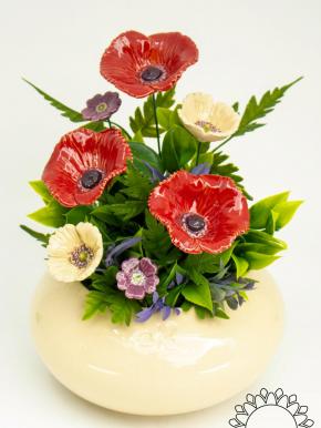 Große Tischdekoration mit Mohnblumen