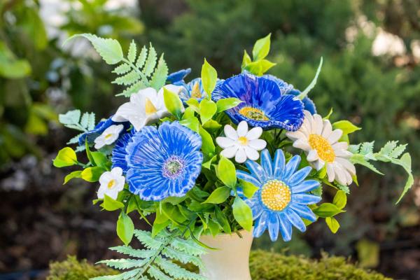 Elegant ceramic flowers for everyday home styling