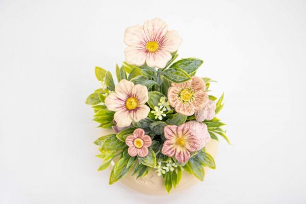 Decorative ceramic table piece for everyday elegance