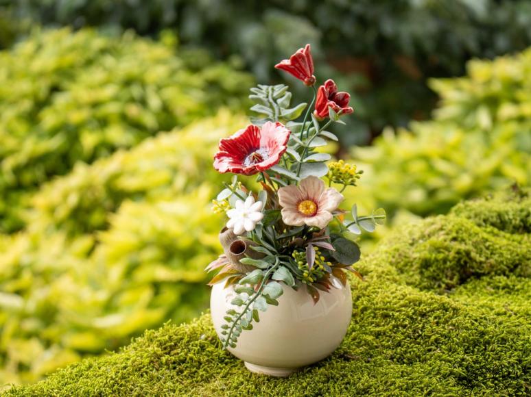 Kleine Tischdekoration mit Gartenmohnblume