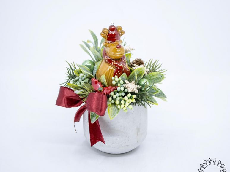 Kleine Weihnachts-Tischdekoration mit Rentier