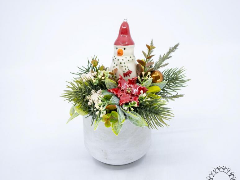 Kleine Weihnachts-Tischdekoration mit Schneemann
