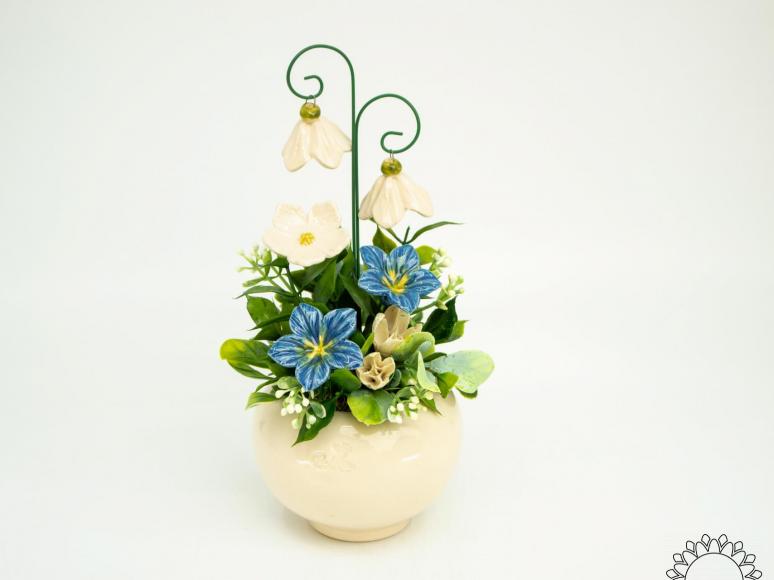 Kleine Tischdekoration mit Glockenblumen
