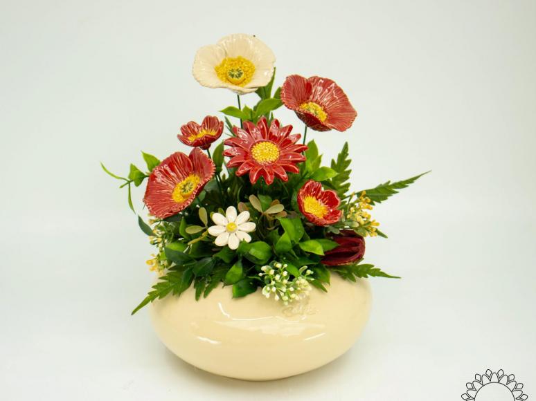 Große Tischdekoration mit Gartenmohnblumen