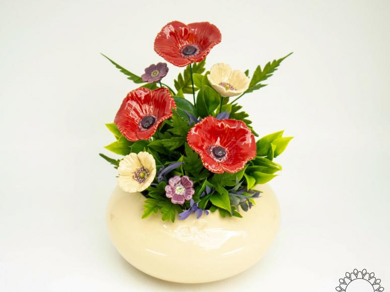 Große Tischdekoration mit Mohnblumen