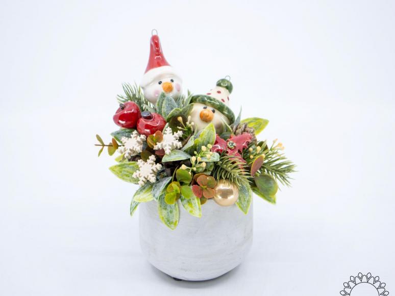 Kleine Weihnachts-Tischdekoration mit Schneekopf 