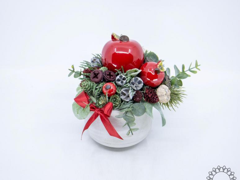 Kleine Weihnachts-Tischdekoration mit Apfel