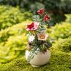 Kleine Tischdekoration mit Gartenmohnblume