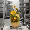 Kleine Tischdekoration mit Gartenmohnblume