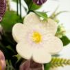 Kleine Tischdekoration mit Glockenblumen
