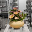 Große Tischdekoration mit Gartenmohnblumen