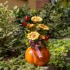 Große Kürbistopf-Tischdekoration mit Dekosonnenblumen