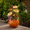 Große Kürbistopf-Tischdekoration mit Dekosonnenblumen