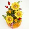 Große Kürbistopf-Tischdekoration mit Dekosonnenblumen