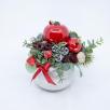 Kleine Weihnachts-Tischdekoration mit Apfel - Rot