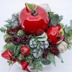 Kleine Weihnachts-Tischdekoration mit Apfel