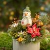 Kleine Weihnachts-Tischdekoration mit Schneemann