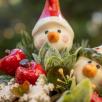 Kleine Weihnachts-Tischdekoration mit Schneekopf 