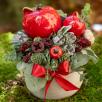 Kleine Weihnachts-Tischdekoration mit Apfel