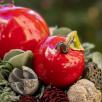 Kleine Weihnachts-Tischdekoration mit Apfel