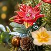 Große Weihnachts-Tischdekoration mit Sternblumen