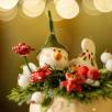 Weihnachts-Tischdekoration mit Schneekopf