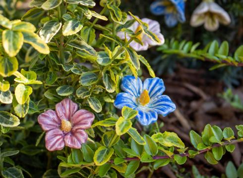 Kicsi mályva kerámiavirág romantikus stílusban