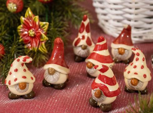 Kedves, kézzel festett karácsonyi manó figura
